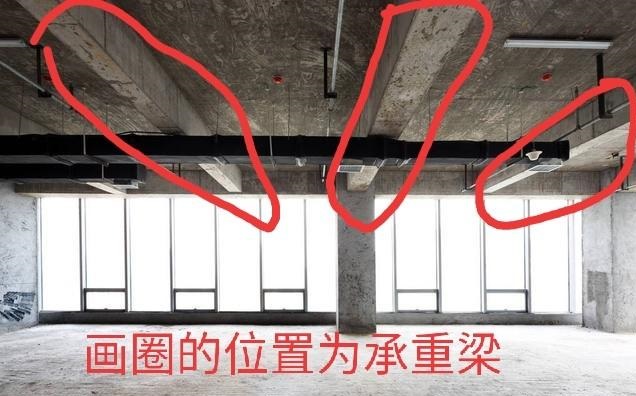 客廳不吊頂只走圈石膏線,中間梁怎么處理？