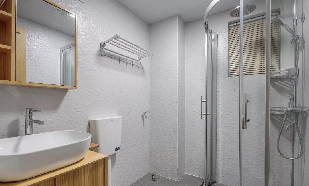 衛生間做干濕分離，如何選隔斷材料